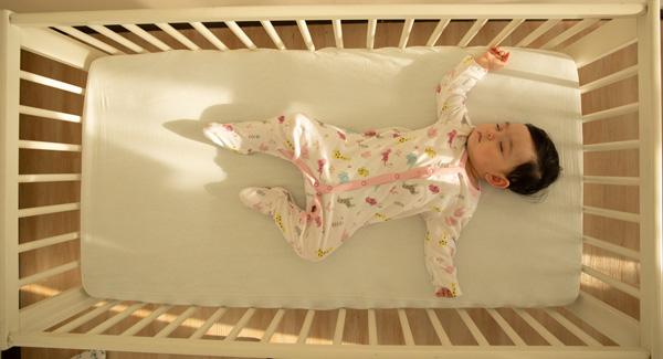 SLEEP TRAINING TIPS: HOW TO GET BABY TO SLEEP THROUGH THE NIGHT